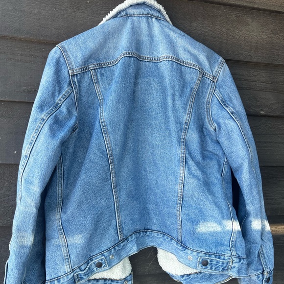 CLEAN Levis size Large Sherpa Denim Trucker Jacket Washed Blue Jeans - Picture 2 of 4